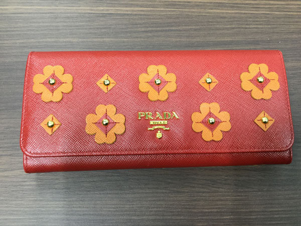 プラダ・レザー・フラワーモチーフの二つ折り長財布を買取|梅田|塚口店