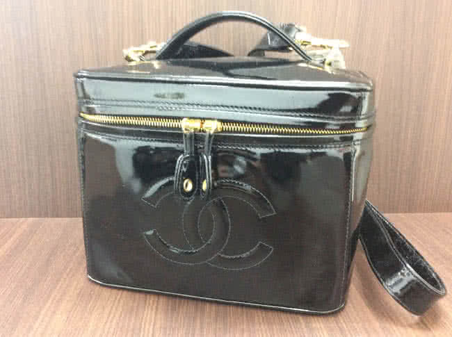 シャネル・エナメル・バニティ・ブラックのバッグを買取｜梅田｜都島店  