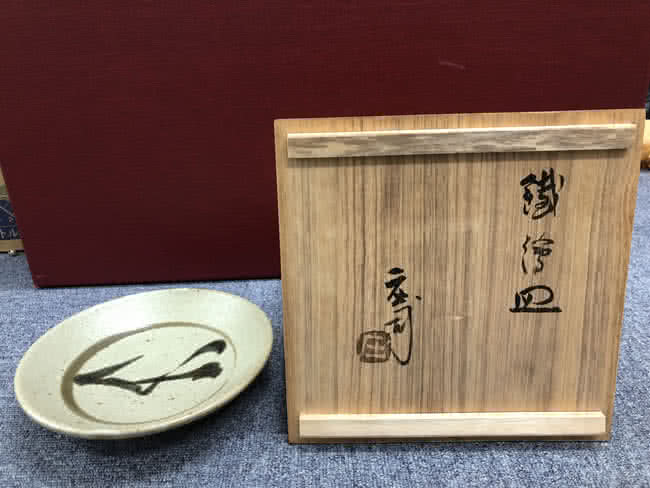 浜田庄司　白釉鉄絵皿 浜田庄司白釉鉄絵皿（u53e4u7f8eu5473u3011u4ebau9593u56fdu5b9d