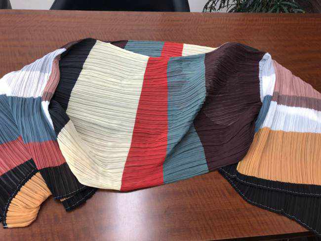 イッセイミヤケ プリーツプリーツ ボーダー柄ショールを買取 愛知県 名古屋大曽根店 ブランド品の買取ならエコリング