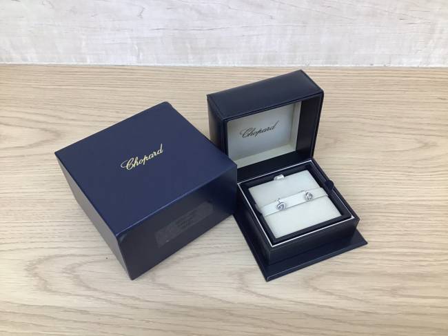 クリスチャン ルブタン スタッズ スニーカーを買取 大阪 寝屋川店 ブランド品の買取ならエコリング