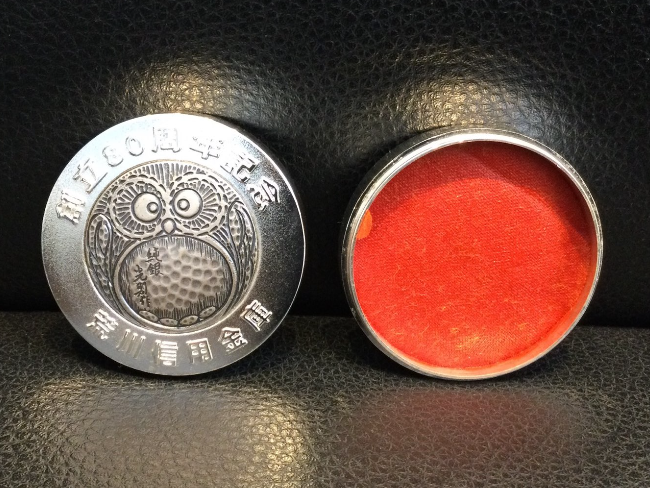荒川信用金庫 創立80周年 純銀製ふくろうプレート付き 合金製朱肉入り 