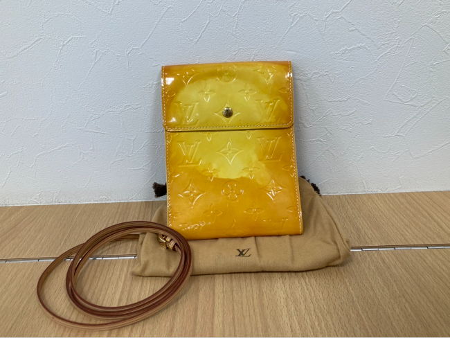 ルイヴィトン　ヴェルニ　ウォーカーウォレット　ブラック×イエロー ルイヴィトン LOUIS VUITTON ヴェルニ ウォーカー 三つ折り財布