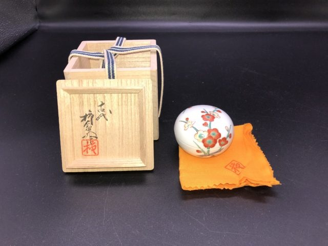 酒井田 柿右衛門作『梅花文香合』 ｜ ブランド品の買取ならエコ
