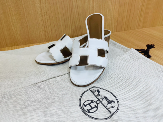 Hermès エルメス オラン　サンダル 37.5 ホワイト スタッズ付き Hermès エルメス オランサンダル 37.5 ホワイト スタッズ付き
