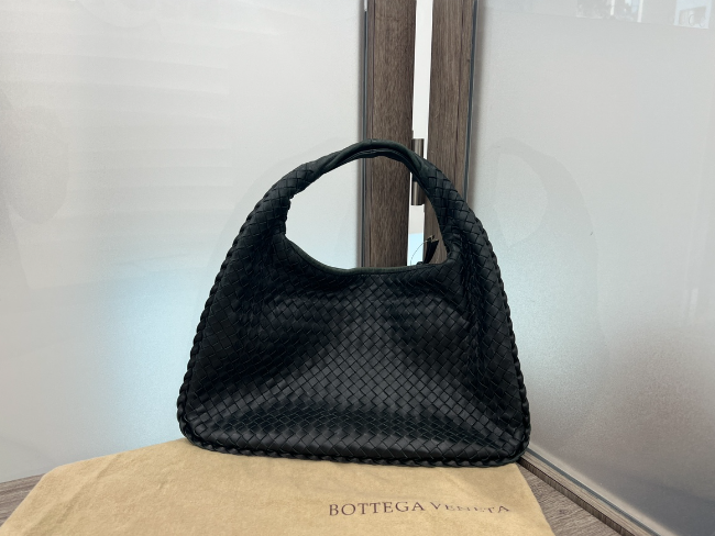 ボッテガヴェネタ イントレチャート ホーボーバッグ 黒を買取｜東京 