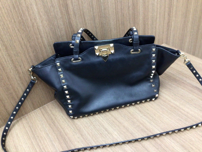 ヴァレンティノガラヴァーニ ロックスタッズ レザー2WAYを買取｜愛知県 