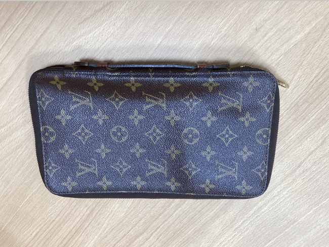 ルイヴィトン トラベルケース 長財布 黒っぽく モノグラム ポッシュ  