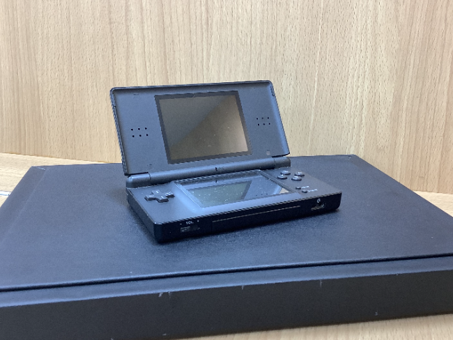 ニンテンドーDSLite[メタリックロゼ] + ソフト3点付き ニンテンドーDS