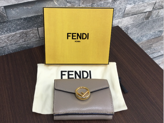 FENDI ゴールド 三つ折り財布 新品 財布・革小物 | ウィメンズ | Fendi