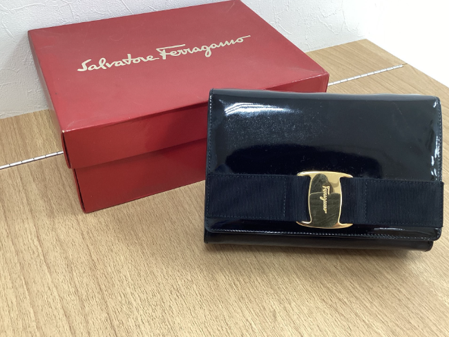 フェラガモ ヴァラ エナメル チェーンショルダーバッグを買取｜岡山県  