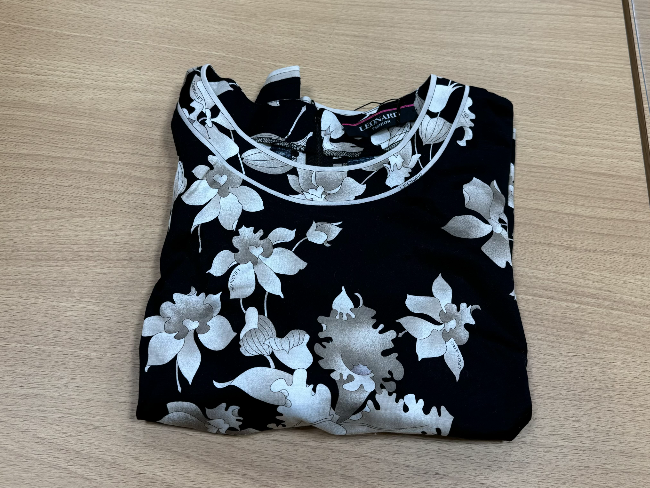 ◎限定お値下❗️★レオナール金ボタンが映えるロゴ入白花クラシカル黒ロングカーデ レオナールの高価買取・査定ならブランド買取のエコリング