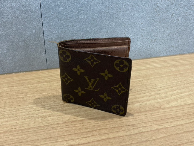 ルイヴィトン 二つ折り財布 モノグラム 禍々し