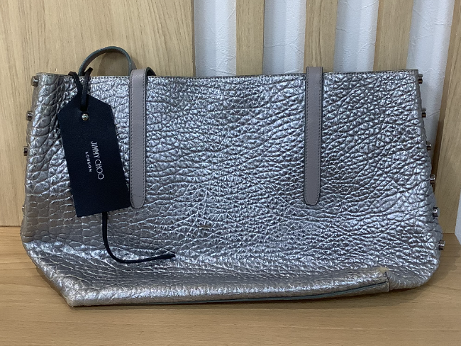ジミー チュウ」が新アイコンバッグ“シンチ”を発売
