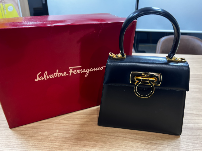 大人気　Ferragamo フェラガモ ガンチーニ バッグ　2way ブラウン Salvatore Ferragamo フェラガモ ガンチーニ 2wayハンドバッグ
