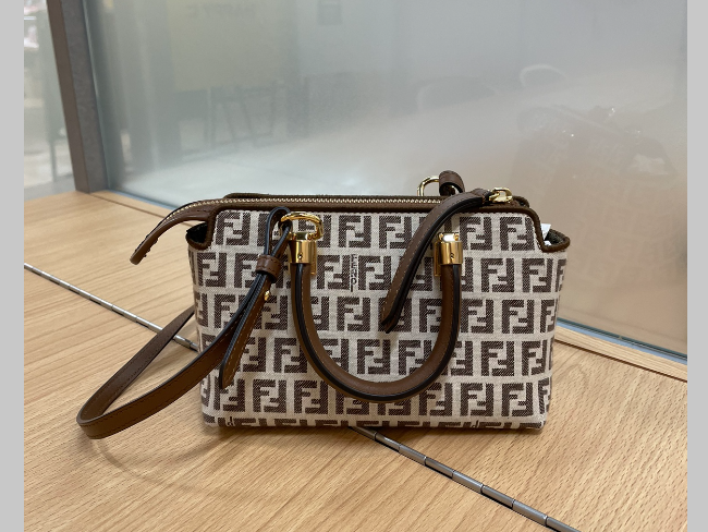 買取見積書有り　FENDI フェンディ バイザウェイ　チェーンウォレット美品 FENDI 【お取り寄せ】 フェンディ 2WAYバッグ チェーン