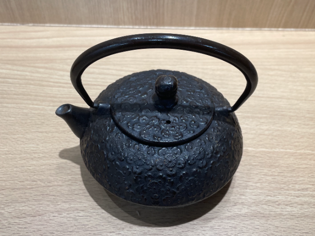 純銀製 菊筋文 茶入り 銀瓶 工芸品 美術品 煎茶道具 純銀製 菊筋文 茶入り 銀瓶 工芸品 美術品 煎茶道具