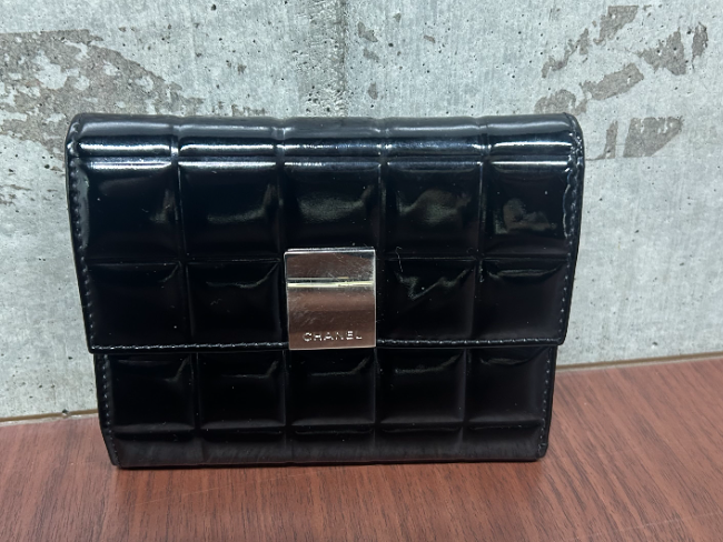 CHANEL チョコバー チョコバー エナメル 財布 ブラック 財布 CHANEL チョコバー チョコバー エナメル 財布 ブラック 財布