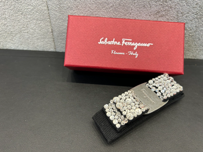 フェラガモ バレッタ 箱付き FERRAGAMO ロゴプレート レザー バレッタ (FERRAGAMO/ヘア