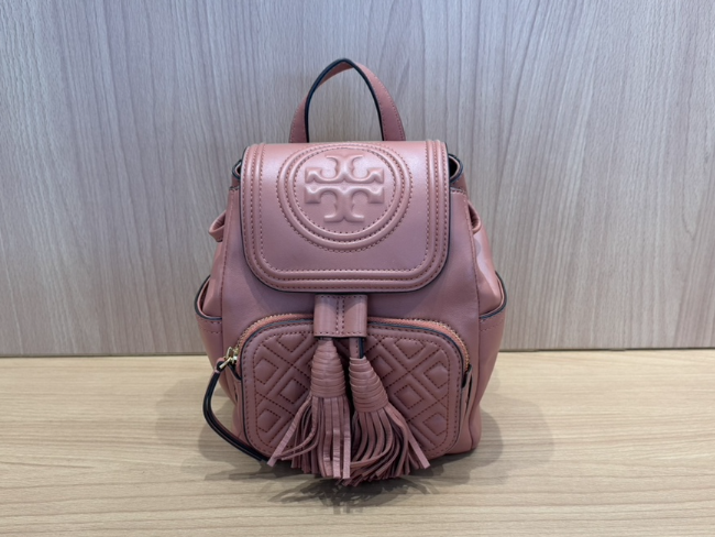 美品　トリーバーチ　リュック　オールレザー　茶色　ビッグロゴ　ゴールド金具　A4 美品 トリーバーチ リュック オールレザー 茶色 ビッグロゴ