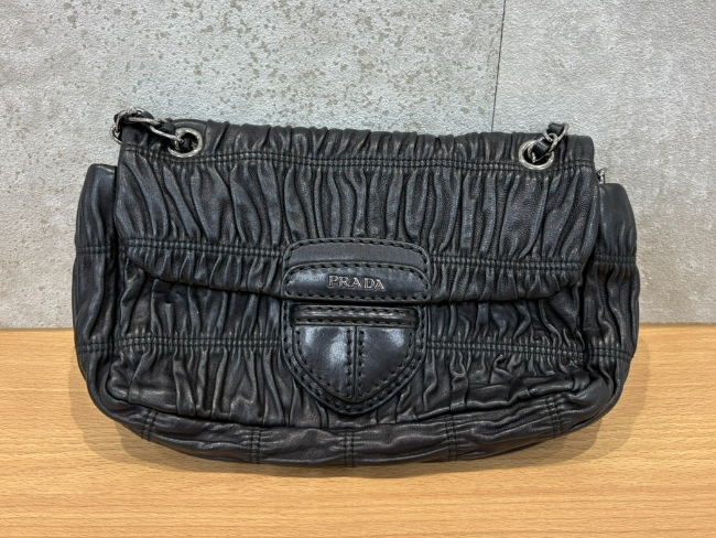 プラダ イタリア製 フラップアクセサリーバッグ ワンショルダーバッグ ブラック Amazon | Prada レディース ブラック レザー ストライプ