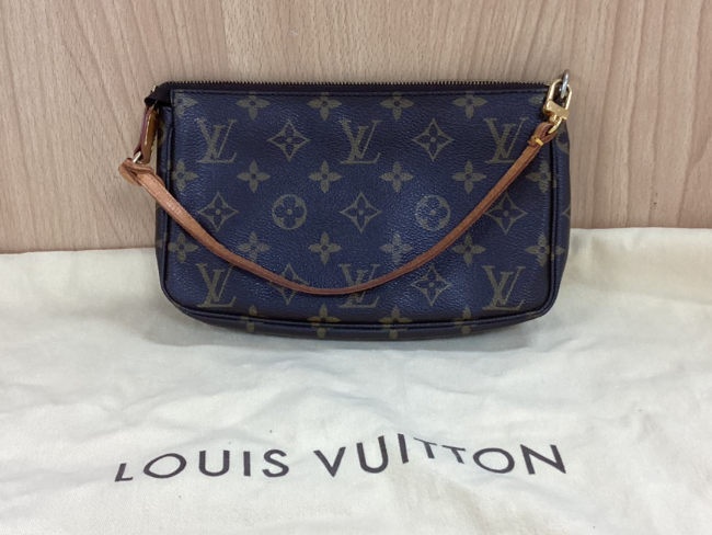 送料込*ルイヴィトン*エピレザーポシェットアクセソワール LOUIS VUITTONポシェット・アクセソワール バッグ☆ルイヴィトン