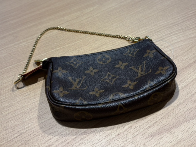 送料込*ルイヴィトン*エピレザーポシェットアクセソワール LOUIS VUITTONポシェット・アクセソワール バッグ☆ルイヴィトン