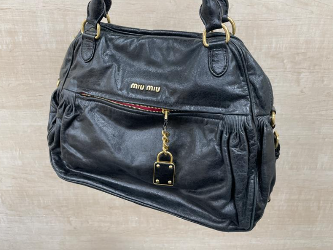 希少 ミュウミュウ マドラス ショルダーバッグ ロゴ チャーム レザー