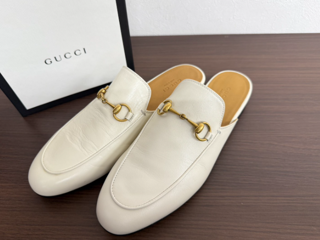 GUCCI グッチ　プリンスタウン　スリッパ　蜂　ホワイト　ホースビット GUCCI - グッチ GUCCI プリンスタウン サンダル ミュール ホース