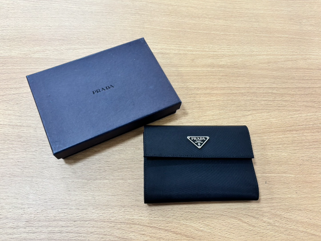 PRADA 三つ折り財布 テスート ブラック ロゴプレート 新品同様