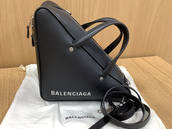 バレンシアガ　トライアングルバッグ What's in the bag] Introducing the BALENCIAGA 
