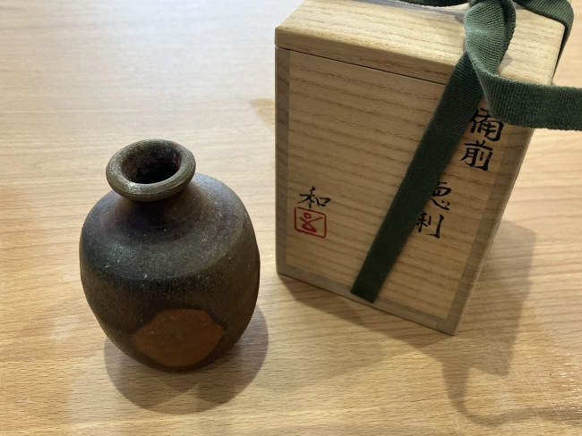 井上萬二 白磁緑彫文花瓶 ｜ ブランド品の買取ならエコリング