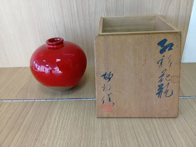 井上萬二 白磁緑彫文花瓶 ｜ ブランド品の買取ならエコリング