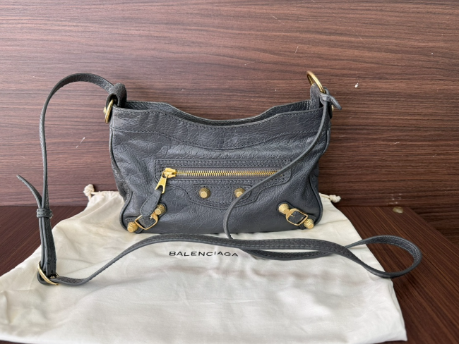 BALENCIAGA ジャイアントエンべロープ スタッズ クラッチバッグ