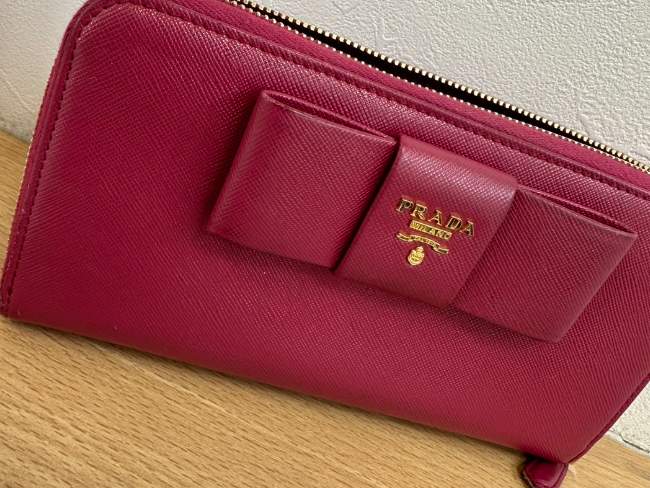 PRADA サフィアーノ ラウンドファスナー長財布 リボン ピンクベージュ 