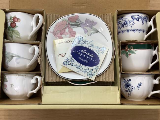 井上萬二 白磁緑彫文花瓶 ｜ ブランド品の買取ならエコリング