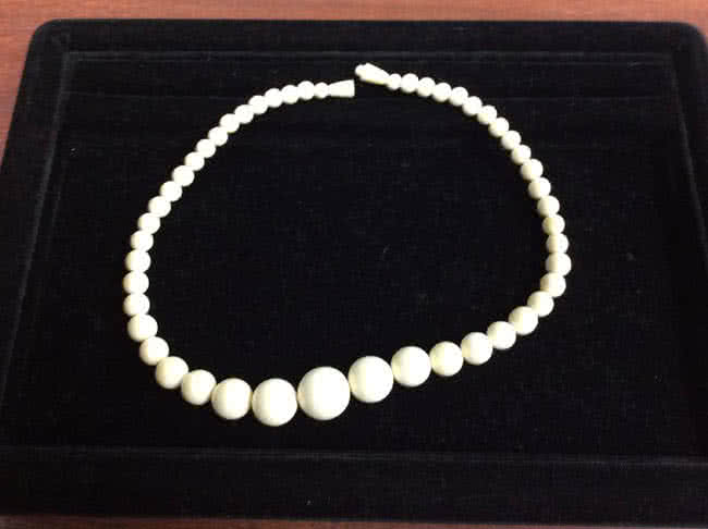 象牙調アイボリービーズネックレスとても美しいネックレス 象牙のネックレス（政府認定証付）
